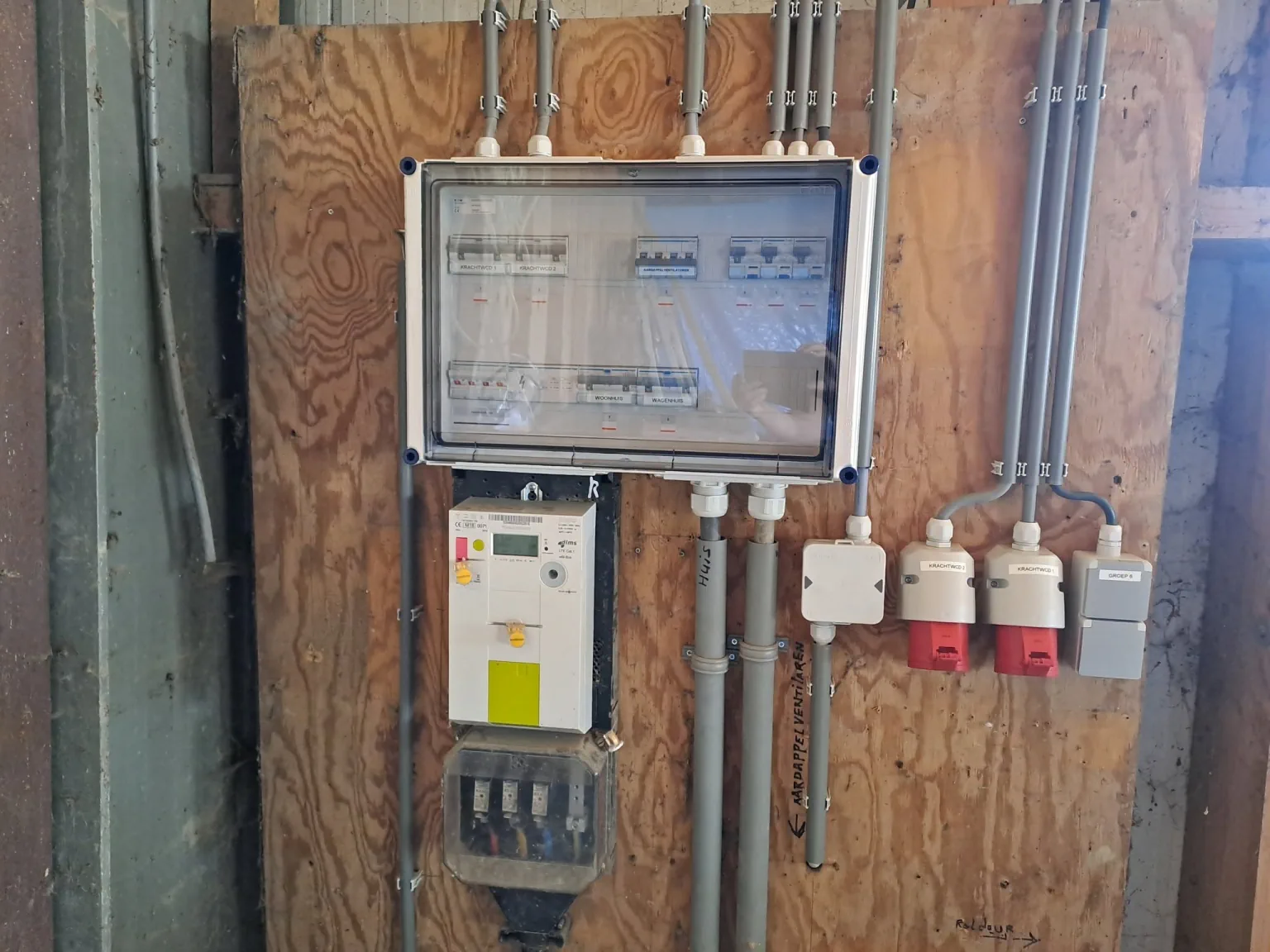 Groepenkast en elektra-aansluitingen netjes ingericht